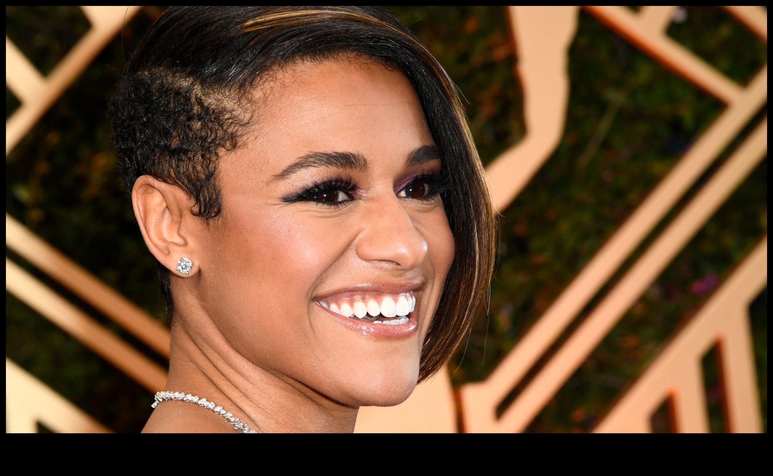 מוכן לשטיח אדום משיג גלאם ברשימה עם טכניקות איפור מקצועיות 2 מוכן לשטיח אדום: השגת גלאם A-List עם טכניקות איפור מקצועיות