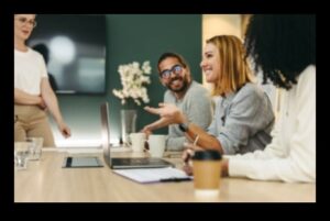 טיפוח מצוינות עיצובית: כוחה של ביקורת בונה